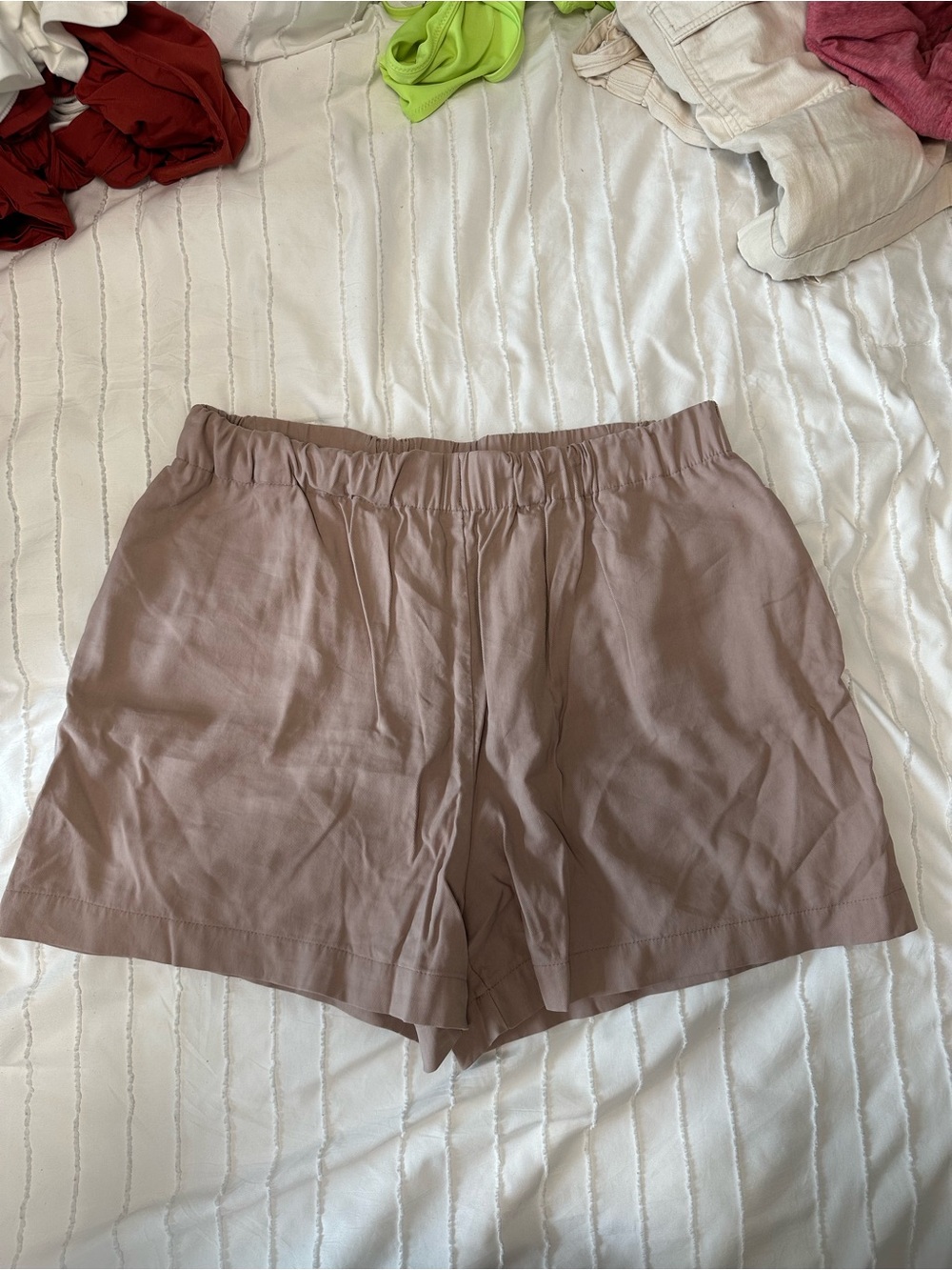 Dynamite Relaxed Elastic-Waist Shorts in Taupe